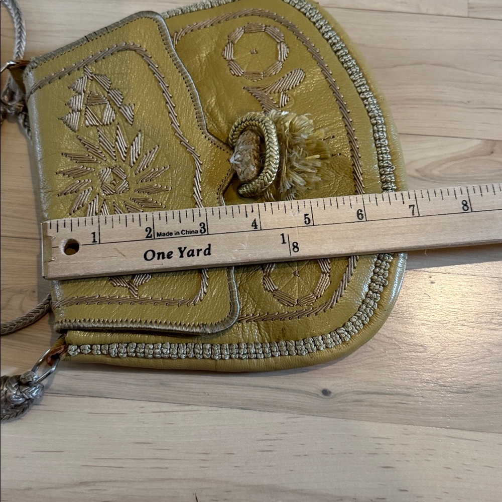 Vintage-Leather Embroidered crossbody handbag purse-decorative tassel closure - Picture 4 of 7
